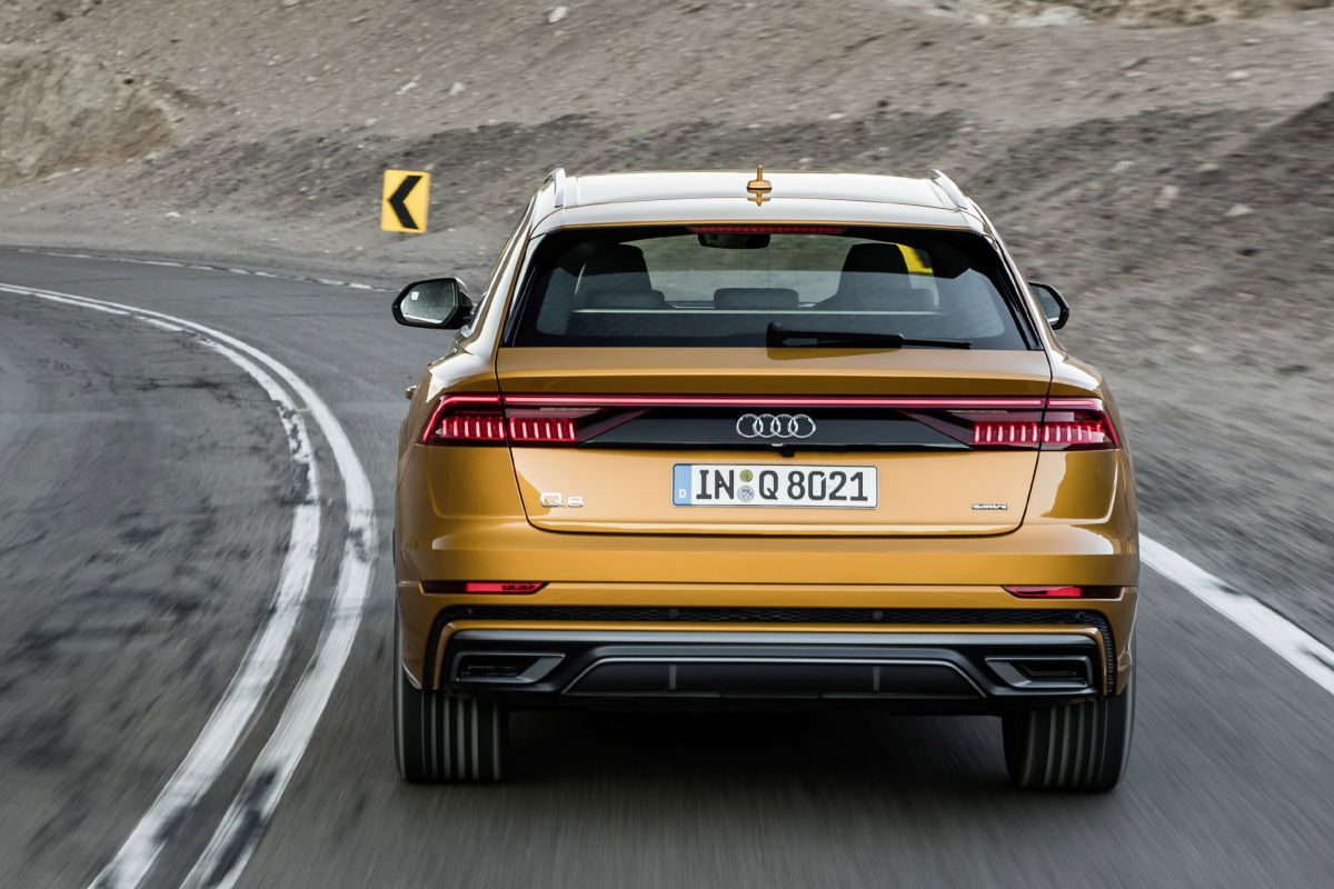 Audi Q8 · ذهبي — الصورة 2