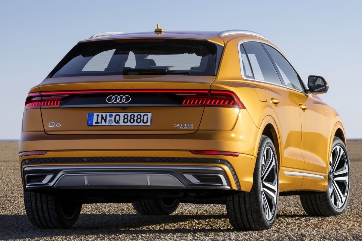 Audi Q8 · ذهبي — الصورة 3